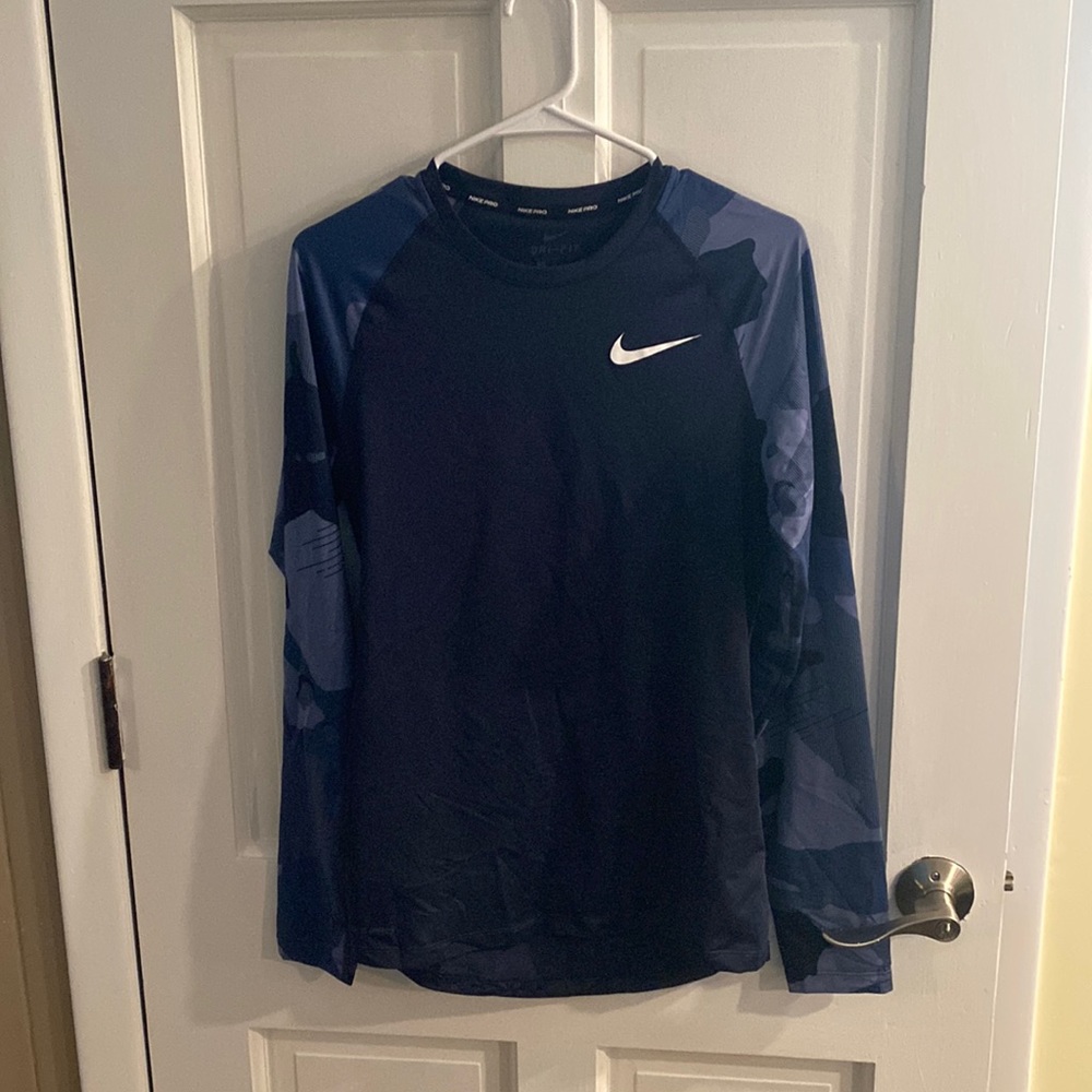 Nike men’s blue  long sleeve light weight shirt